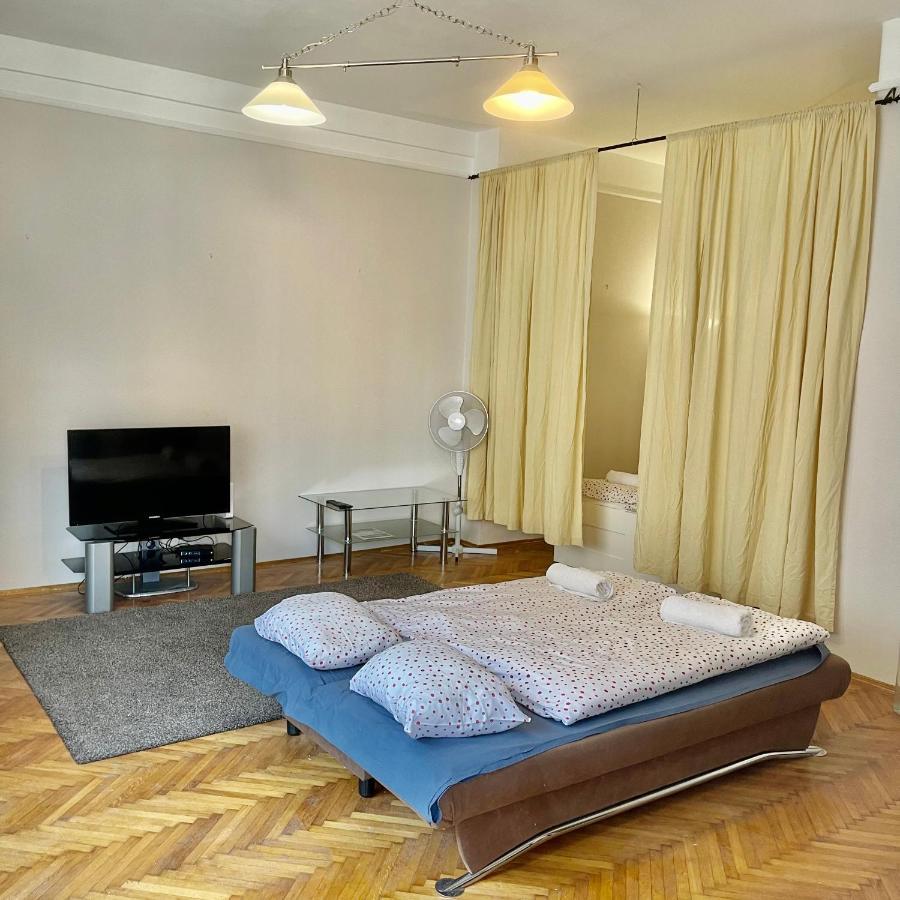Elizabeth Bridge With Gellert-Hill View Apartment Budapest Exterior photo
